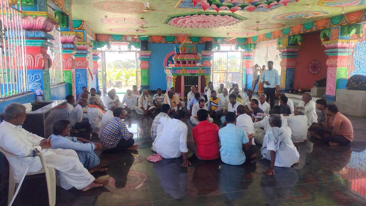 చక్రియాల ఆలయ పూజారిని తొలగించండి.. దేవాదాయ శాఖ అసిస్టెంట్‌ కమిషనర్‌కు గ్రామస్తులు పిర్యాదు