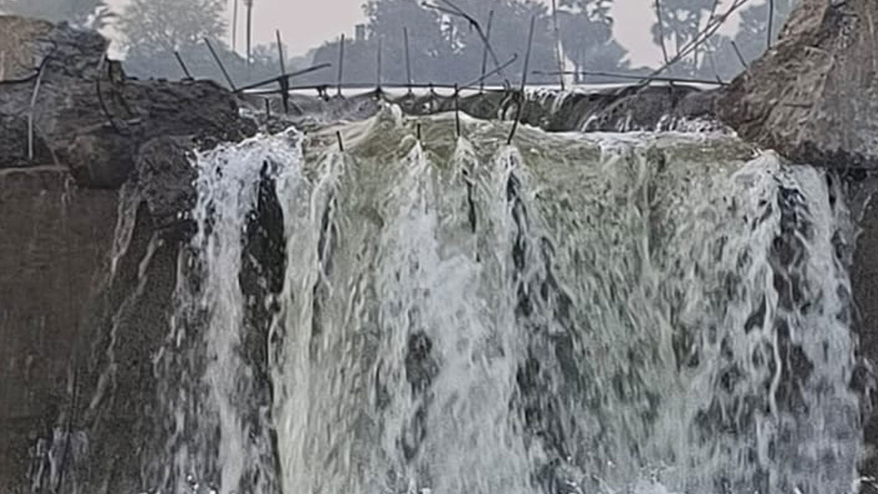 Chalivagu | చలివాగు చెక్ డ్యాంకు గండి కొట్టిన గుర్తు తెలియని వ్యక్తులు : వీడియో