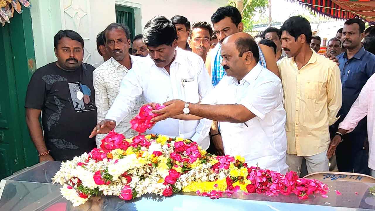 Warangal | సదానందం కుటుంబాన్ని పరామర్శించిన బీఆర్‌ఎస్‌ మాజీ ఎమ్మెల్యేలు