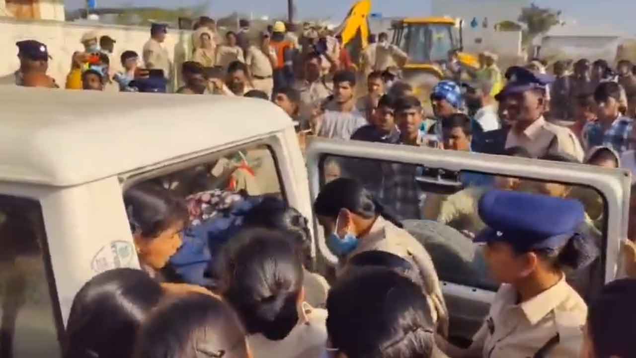 Nagarkurnool | ఇండ్లను కూల్చేందుకు సిద్ధమైన అధికారులు.. చారకొండలో తీవ్ర ఉద్రిక్తత : వీడియో