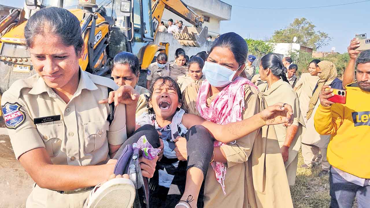 గూడు చిదిమిన బుల్డోజర్‌