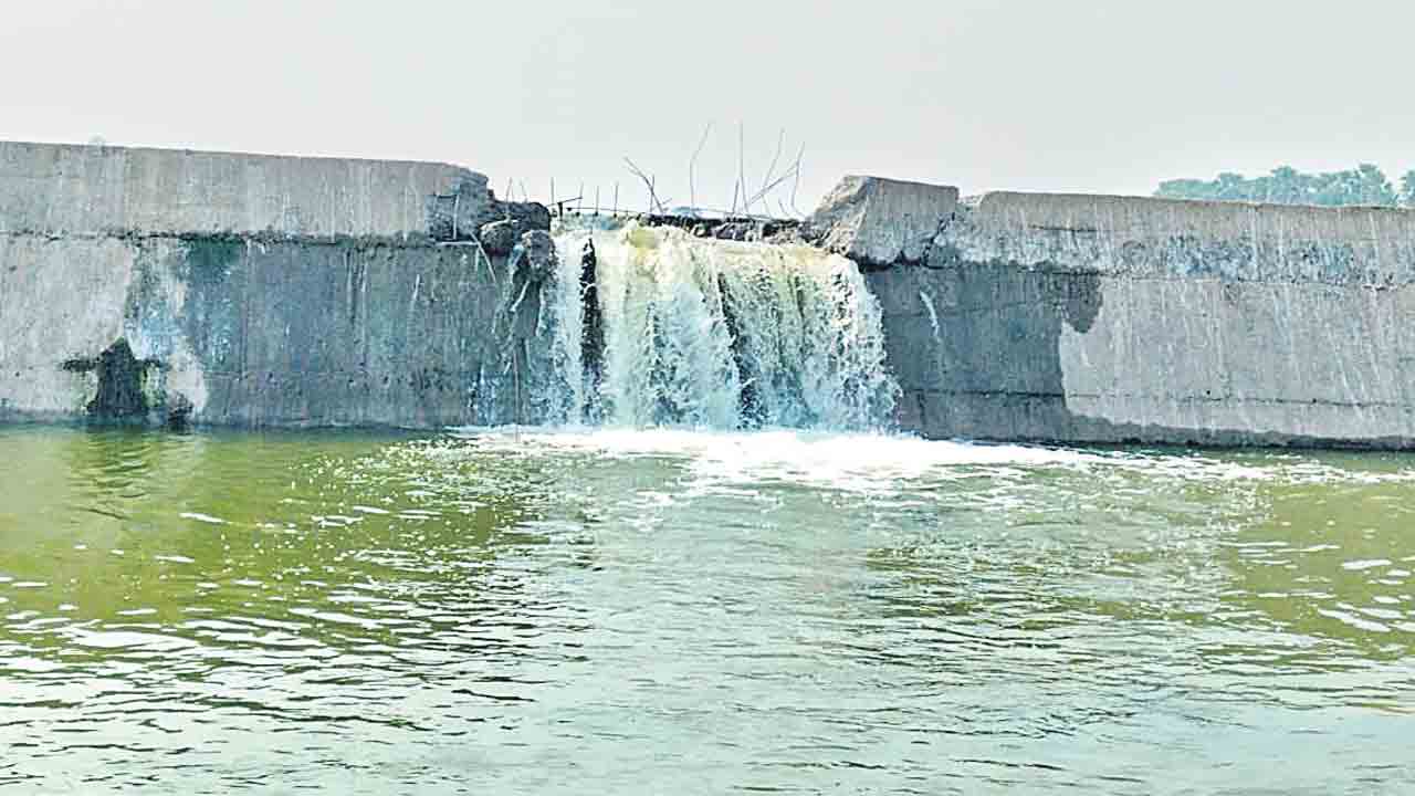 నవాబుపేట చెక్‌డ్యామ్‌కు గండి