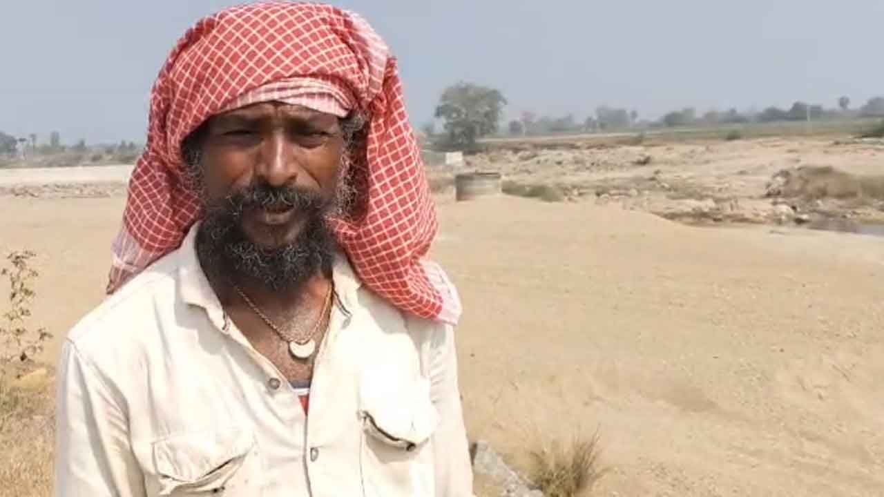 Irrigation water | చెలిమే నీరే సాగుకు శరణ్యం.. రైతన్నకు మొదలైన సాగు కష్టాలు