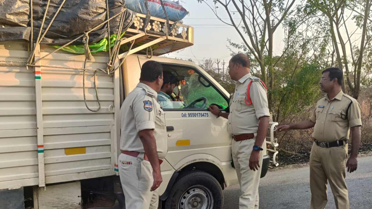 వాహనాలకు నెంబర్‌ ప్లేట్‌ లేకుండా నడిపితే కఠిన చర్యలు : ఎస్సై వార్నింగ్‌