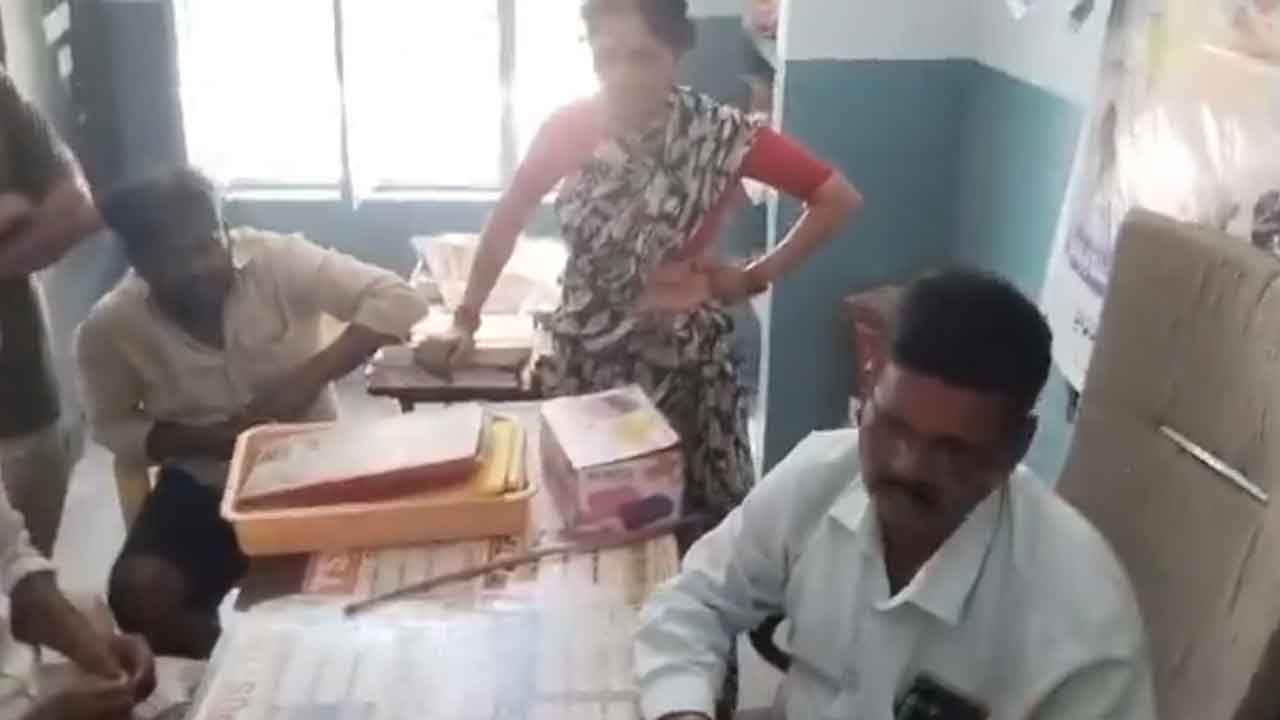 Kodangal | ఈ తిండి మేం తినలేం సార్.. సీఎం సొంత నియోజకవర్గంలో రోడ్డెక్కిన విద్యార్థులు : వీడియో