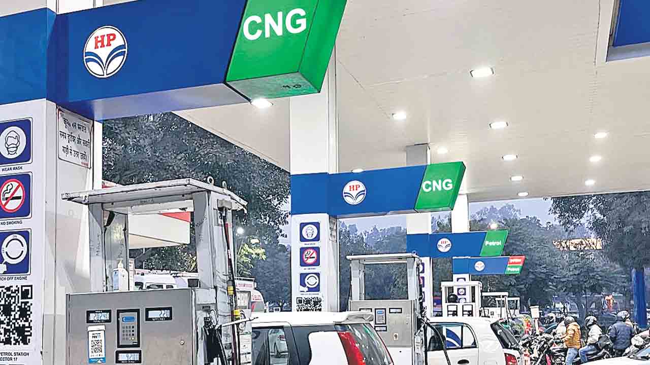 CNG | సిటీలో సీఎన్‌జీ కొరత.. పూర్తిస్థాయిలో లేని సరఫరా