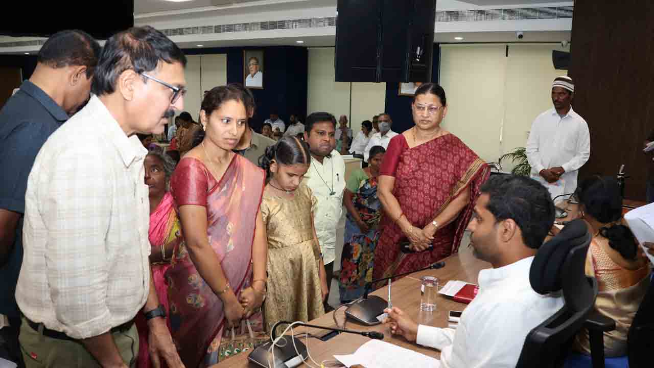 త్వరితగతిన అర్జీలు పరిష్కరించాలి