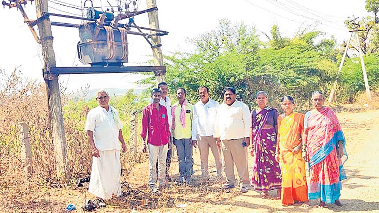 ట్రాన్స్ఫార్మర్ పాడై.. పొలాలు ఎండి…
