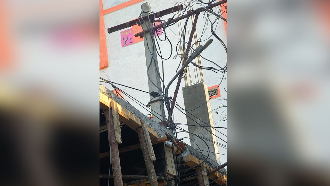 Kondapur | కరెంట్‌ స్తంభాన్ని కలుపుకొని ఇంటి నిర్మాణం.. కొండాపూర్‌లో ఇష్టానుసారంగా అక్ర‌మ నిర్మాణాలు