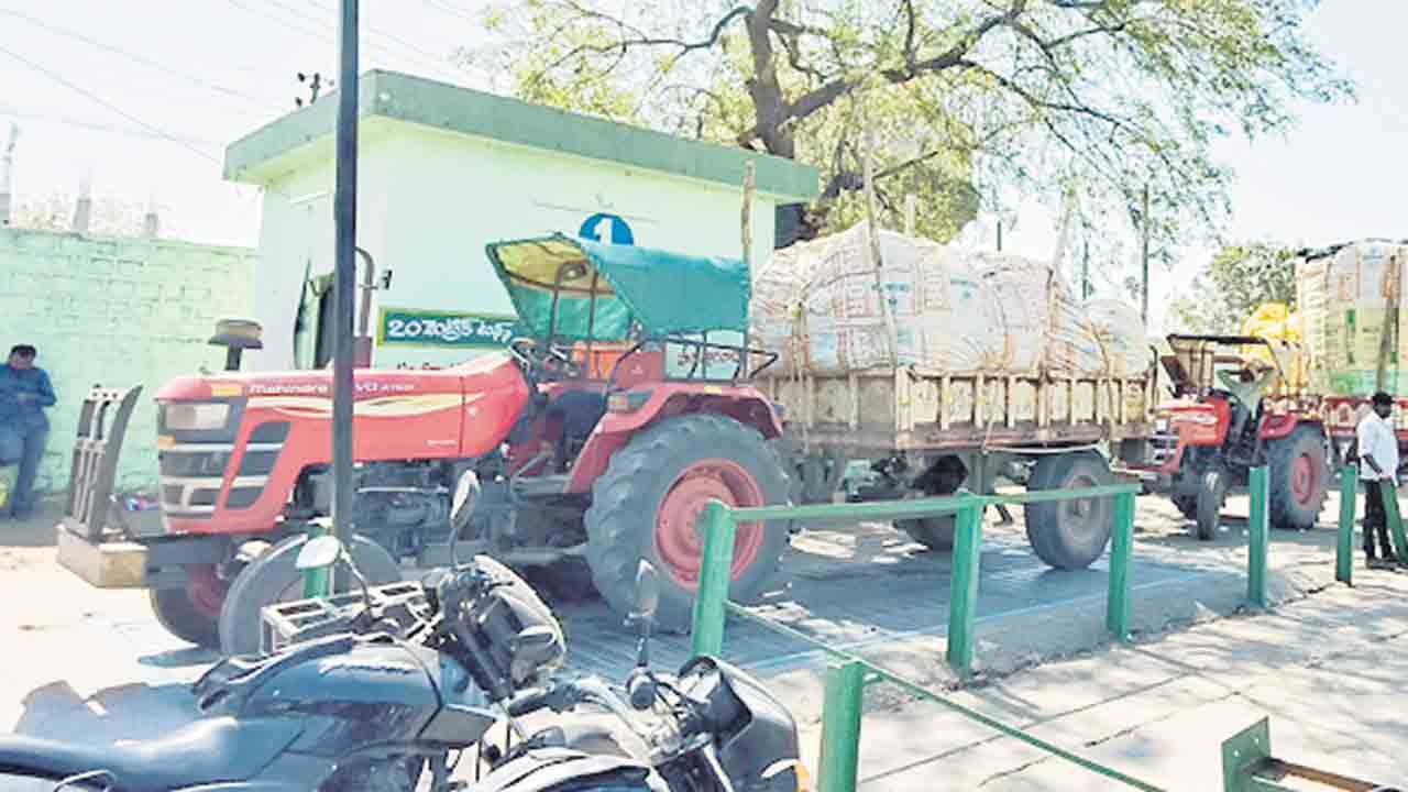 ఆగని దళారుల దందా