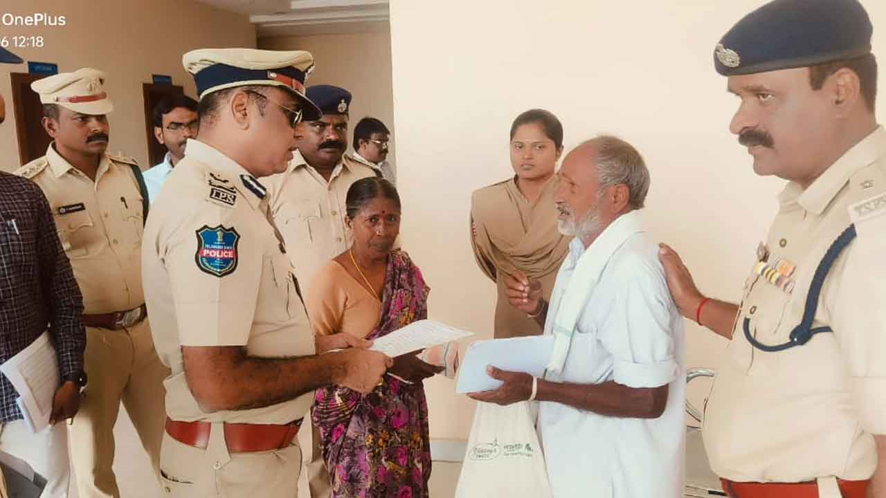 Peddapalli | కన్నబిడ్డలు తిండిపెట్టడం లేదని పోలీస్ కమిషనర్‌కు తల్లిదండ్రుల ఫిర్యాదు