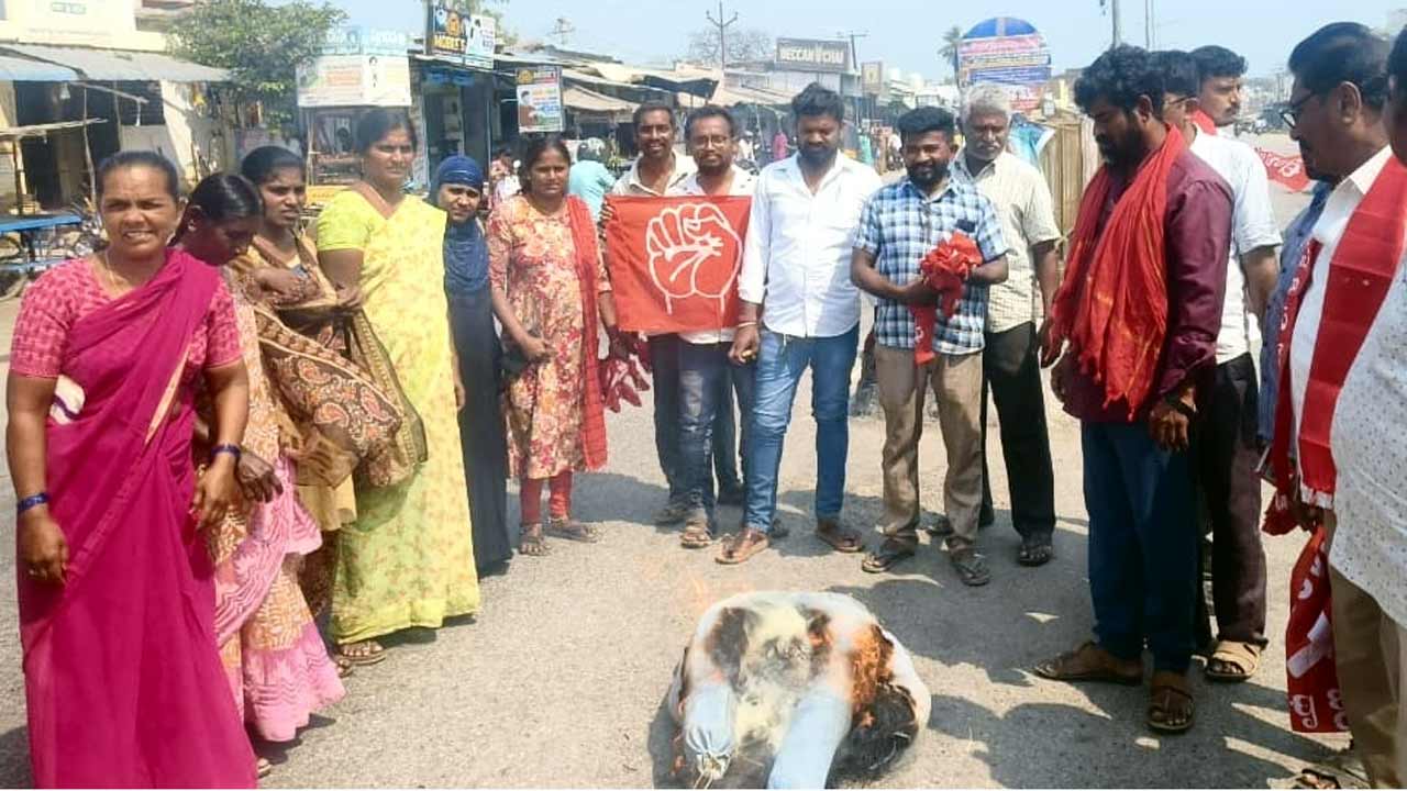 Donald Trump | భారతీయులను వెల్లగొడుతున్న అమెరికా.. నేరేడుచర్లలో ట్రంప్‌ దిష్టిబొమ్మ దగ్ధం చేసిన సీపీఐ నాయకులు