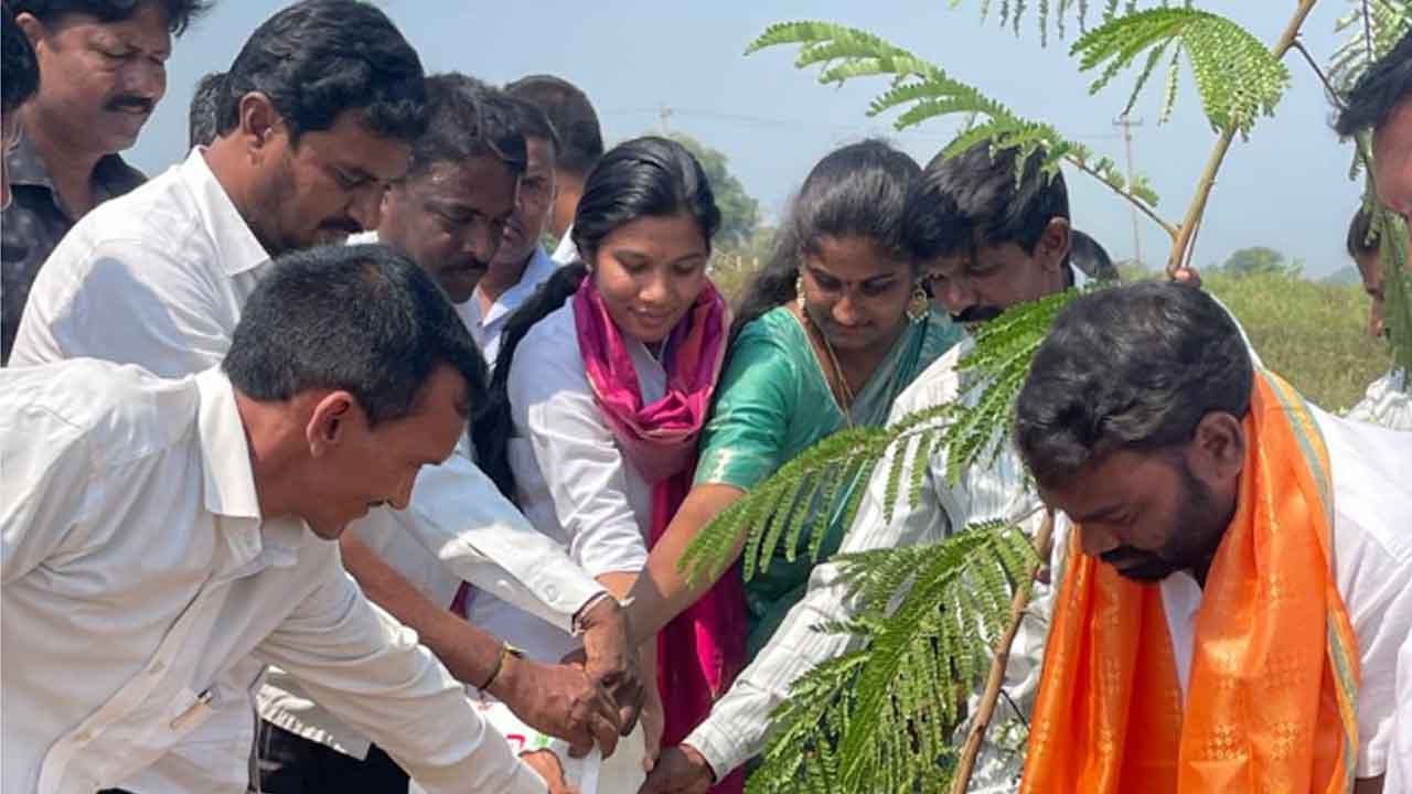 KCR | కేసీఆర్ ఆనవాళ్లు కాదు.. ఆయన నాటించిన మొక్కలు కూడా పీకలేరు : దాసరి ఉషా