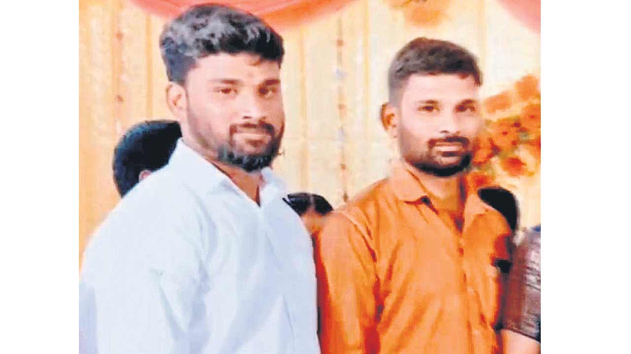 కారు ఢీకొని ఇద్దరి మృతి