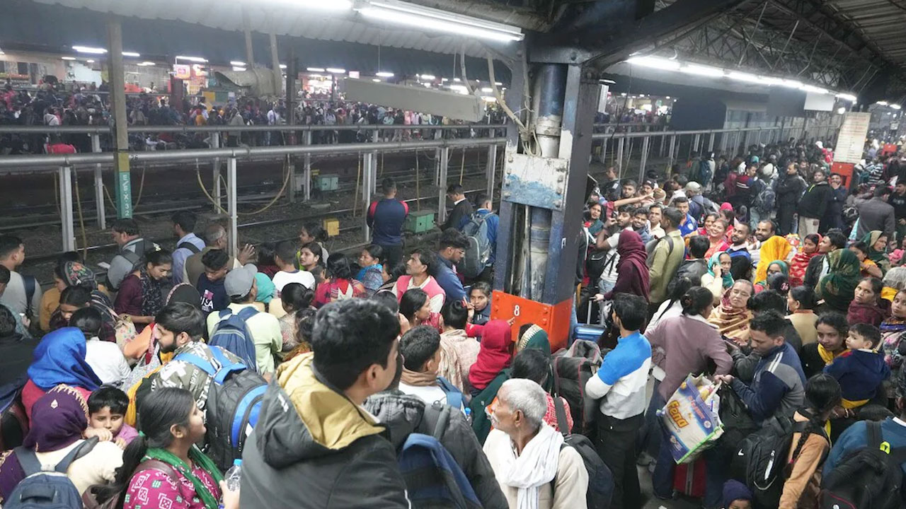 Delhi Railway Station | కుంభ‌మేళాకు పోటెత్తిన భ‌క్తులు.. ఢిల్లీ రైల్వేస్టేష‌న్‌లో తొక్కిస‌లాట.. 18 మంది మృతి