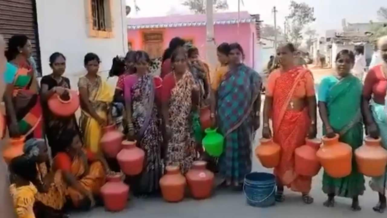 Kodangal | సీఎం ఇలాకాలో తాగునీటి ఎద్దడి.. ఖాళీబిందెలతో రోడ్డెక్కిన మహిళలు
