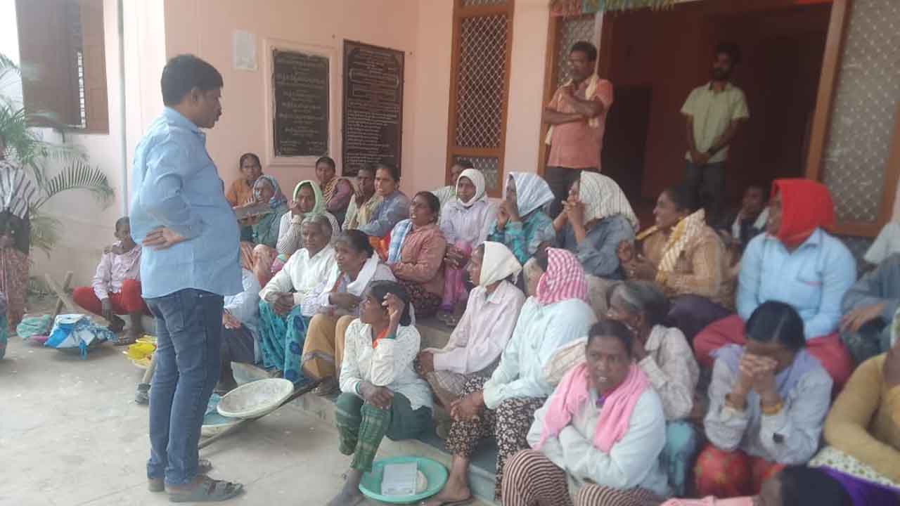 Peddapalli | ఎలిగేడు ఎంపీడీవో కార్యాలయం ముందు ఉపాధి హామీ కూలీల బైఠాయింపు