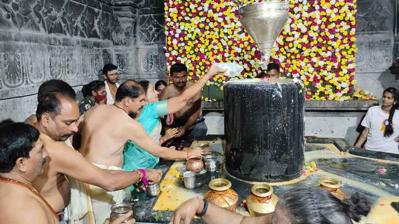 Maha sivaratri | వేయి స్తంభాల దేవాలయానికి బారులు తీరిన భక్తులు