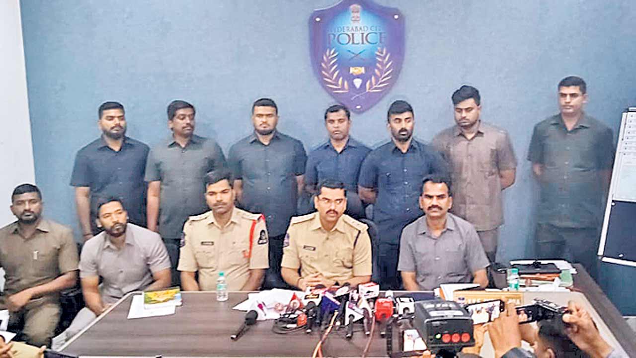 లక్ష కొట్టు.. సర్టిఫికెట్‌ పట్టు!