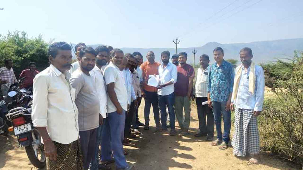 Enjoyment survey | మేడిపల్లిలో రెవెన్యూ సిబ్బంది ఎంజాయ్‌మెంట్ సర్వేను అడ్డుకున్న రైతులు