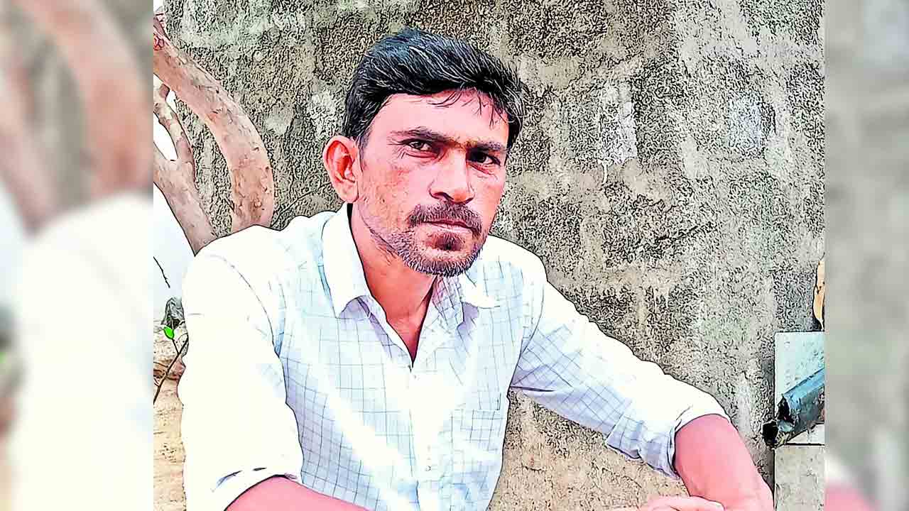 రైతు ప్రాణం తీసిన కోతులు!