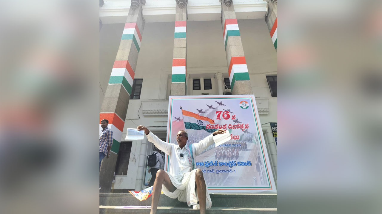 Gandhi Bhavan | రుణ‌మాఫీ కాలేదంటూ.. గాంధీ భ‌వ‌న్ మెట్ల మీద వృద్ధ రైతు ధ‌ర్నా.. వీడియో