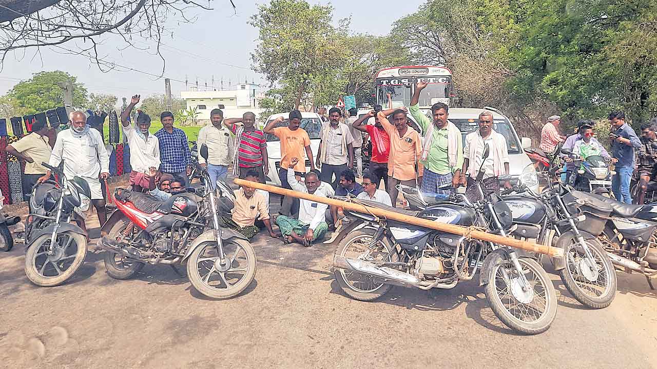 సాగునీటి కోసం రోడ్డెక్కిన రైతన్న