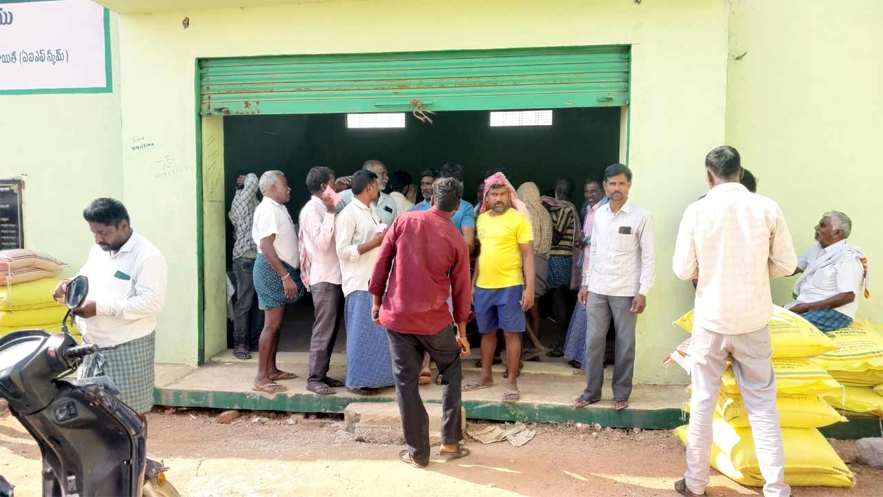 తిమ్మాపూర్‌లో యూరియా కొరత.. ఆందోళన చేసిన రైతన్నలు