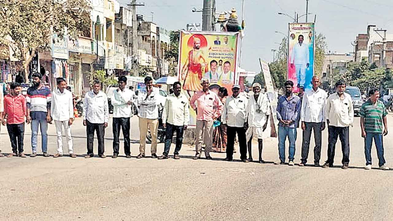 సాగు నీళ్లకోసం రైతుల ధర్నా