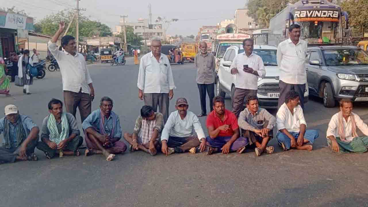 వారబందీ లేకుండా సాగునీరు ఇవ్వాలని రైతుల ధర్నా