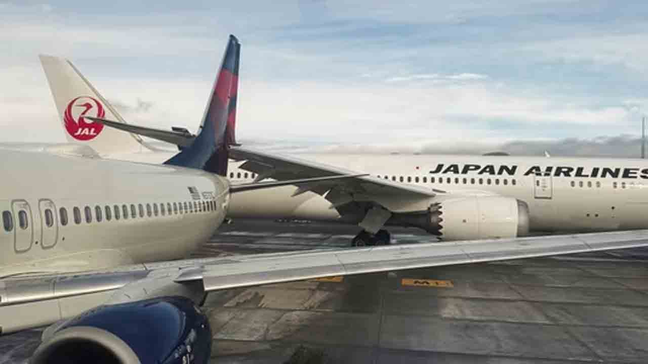 Flights Collied | ఎయిర్‌పోర్ట్‌లో రెండు విమానాలు ఢీ.. షాకింగ్‌ వీడియో