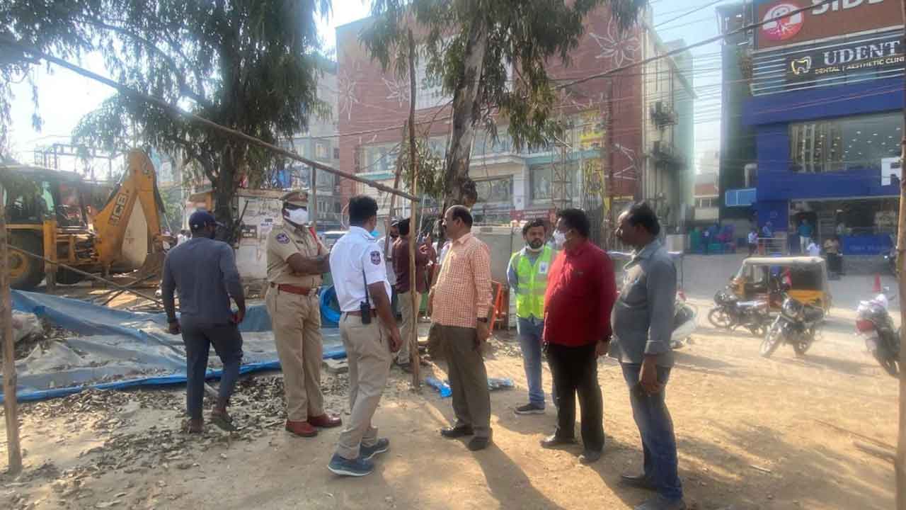 Footpath encroachments | కొనసాగుతున్న ఫుట్‌పాత్‌ ఆక్రమణల తొలగింపు