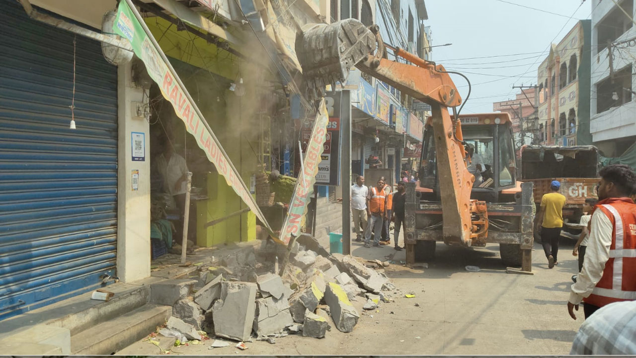 Footpath | కుత్బుల్లాపూర్ సర్కిల్ పరిధిలో ఫుట్‌పాత్ ఆక్రమణలు కూల్చివేత