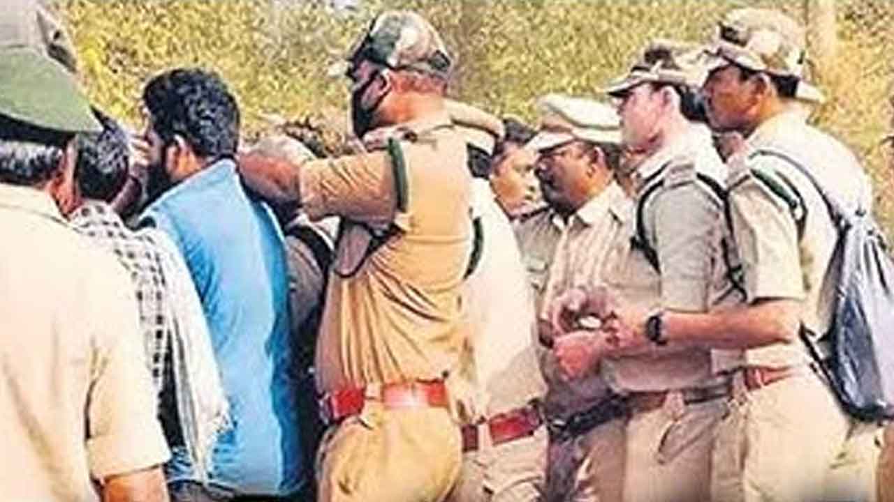 రైతులపై అటవీ అధికారుల దాడి దారుణం