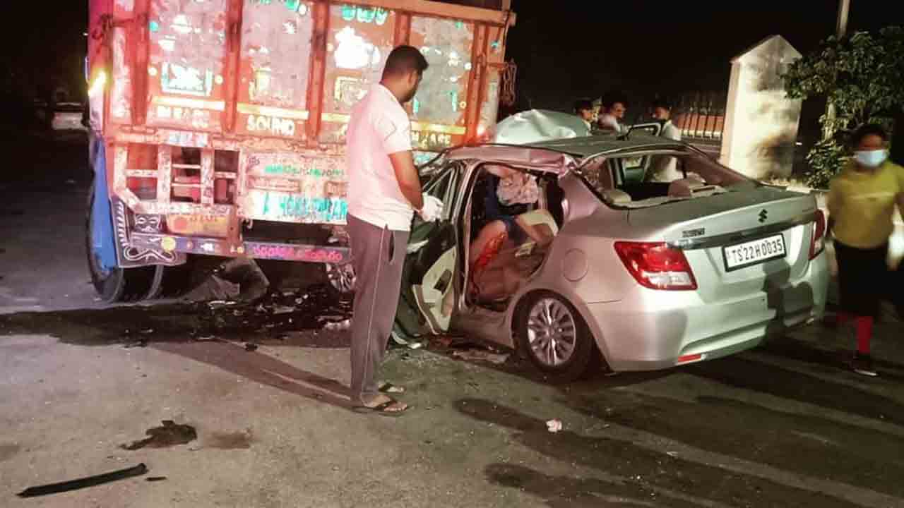 Gajwel | లారీని ఢీకొట్టిన కారు.. ఇద్దరు దుర్మరణం