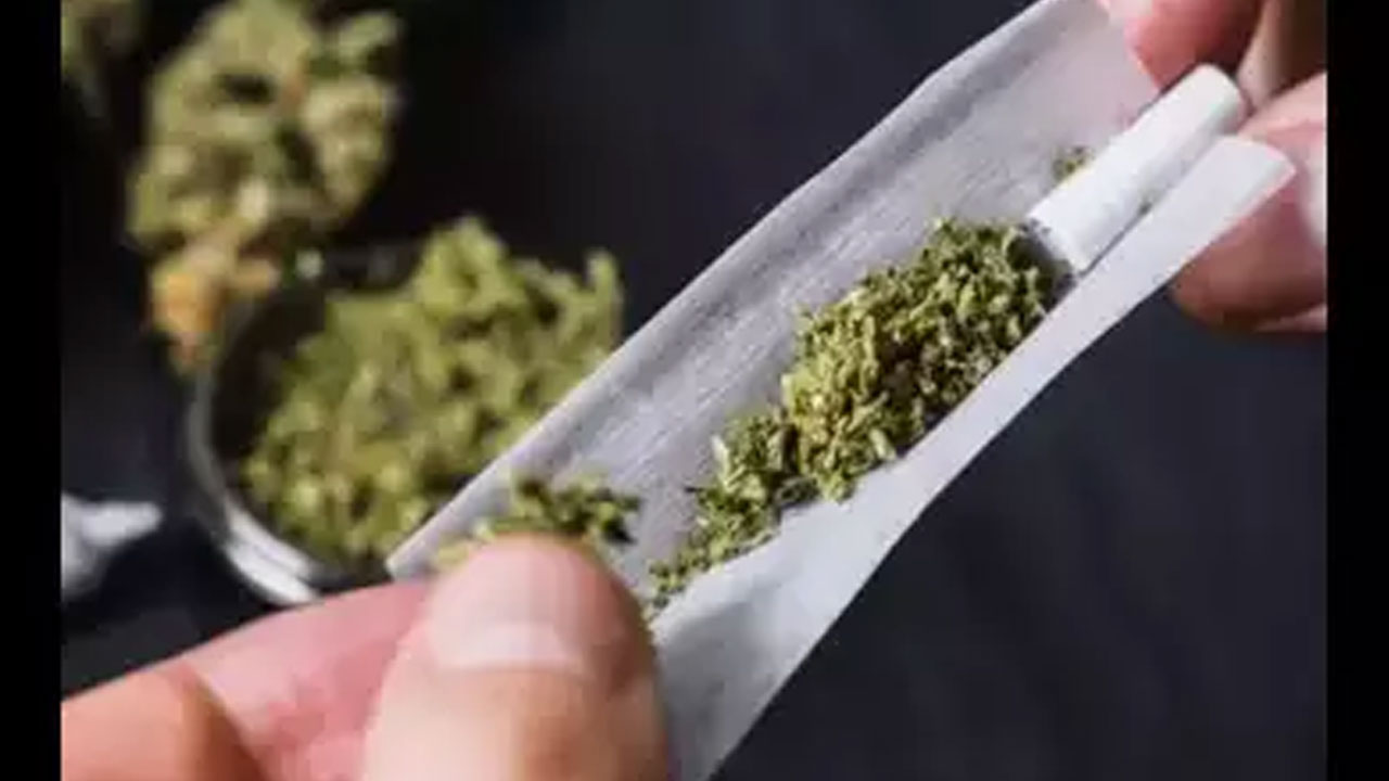 కూకట్పల్లిలో గంజాయి తాగుతున్న నలుగురు యువకులు అరెస్ట్