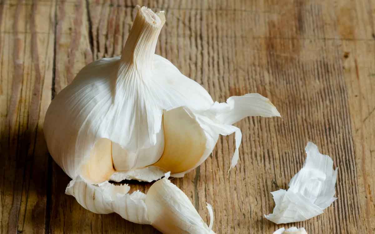 Garlic Peel | వెల్లుల్లి పొట్టును ప‌డేయ‌కండి.. దాంతో క‌లిగే లాభాలు తెలిస్తే ఇక‌పై ప‌డేయ‌రు..!