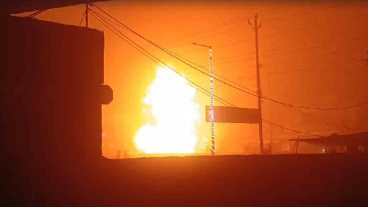 Cylinders Blast | గ్యాస్‌ సిలిండర్ల ట్రక్కులో భారీ పేలుడు.. కిలోమీటర్ల మేర వినిపించిన శబ్ధం