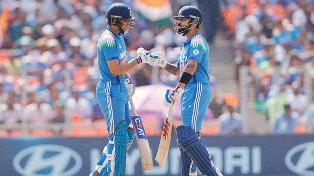 INDvENG: కోహ్లీ 52 ఔట్‌, గిల్ హాఫ్ సెంచ‌రీ