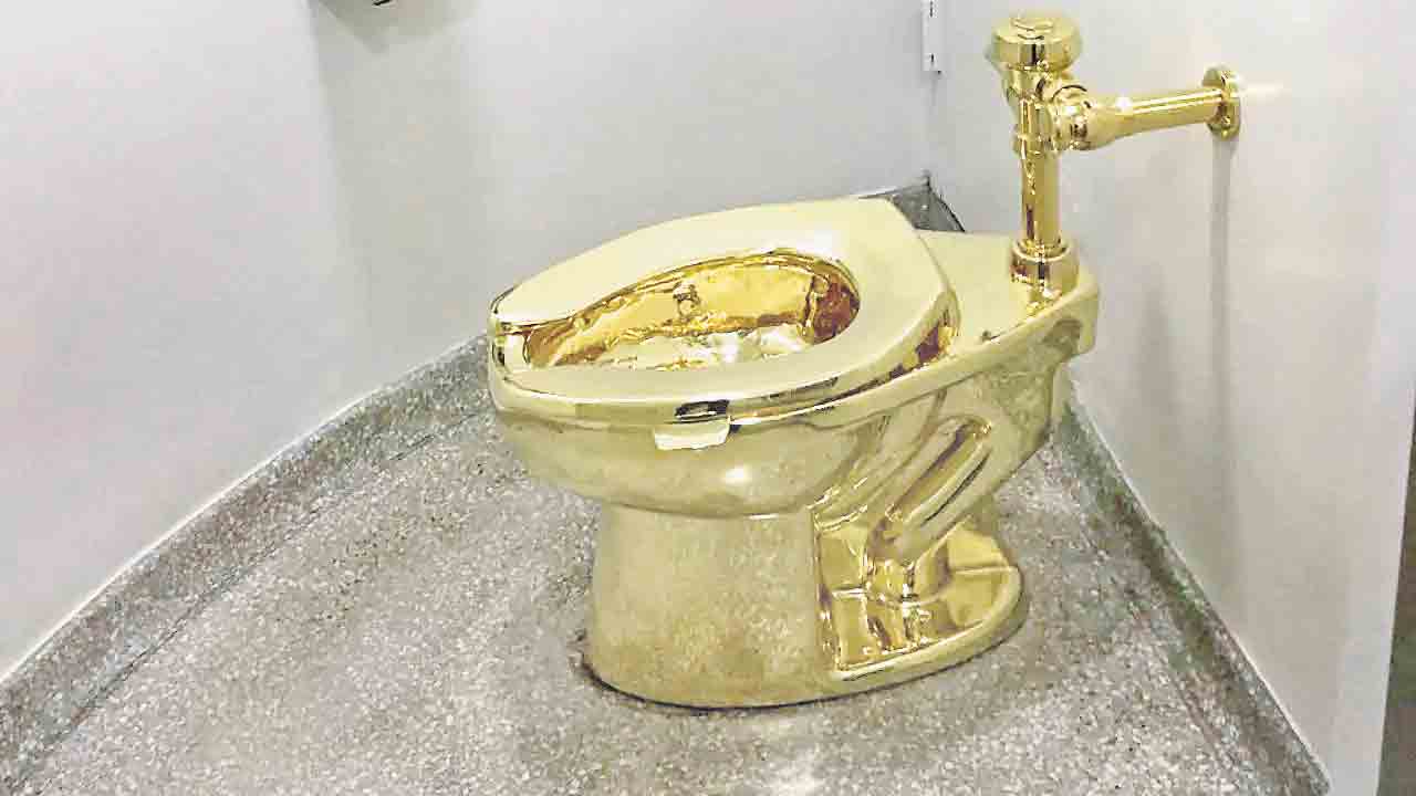 52 కోట్ల విలువైన బంగారు టాయిలెట్‌ చోరీ