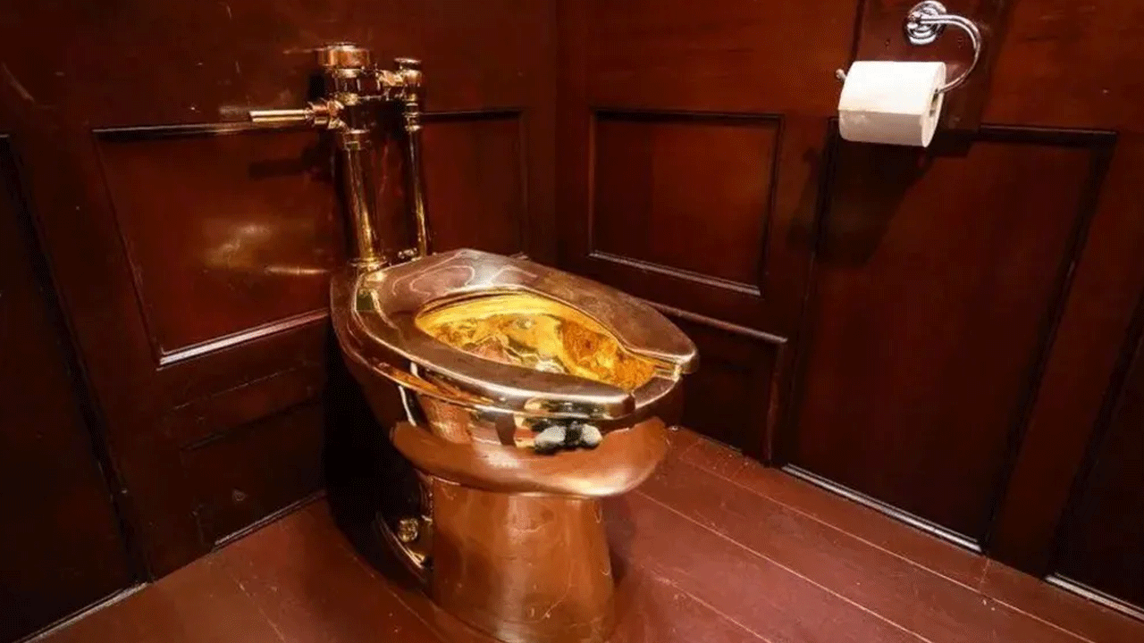 Golden Toilet: 30 కోట్ల ఖ‌రీదైన బంగారు టాయిలెట్‌ను.. 5 నిమిషాలు చోరీ చేసిన దొంగ‌లు