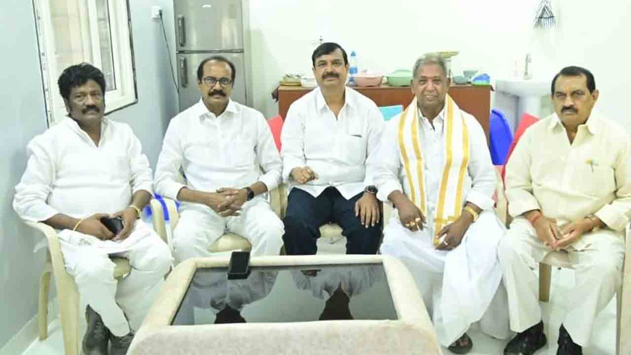 స్థానిక సంస్థల ఎన్నికల్లో బీసీలకు 42 శాతం రిజర్వేషన్‌ ఇవ్వాలి: ఆర్జేసీ కృష్ణ