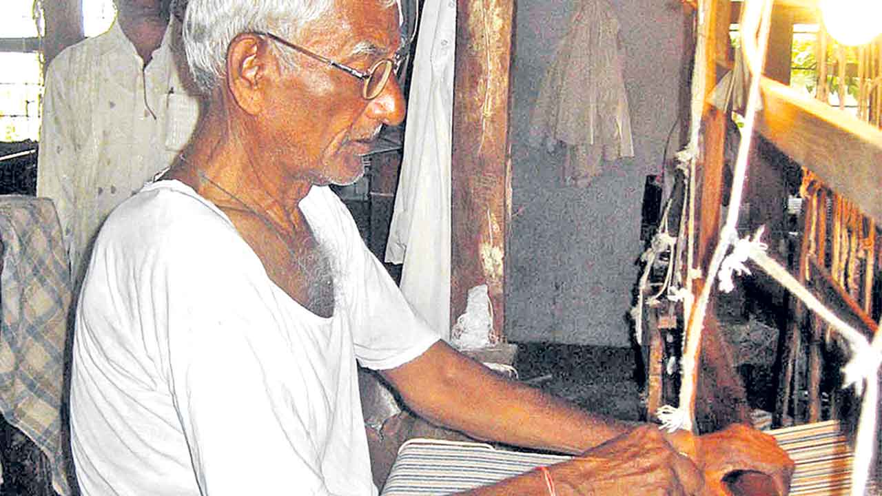 ఉత్పత్తి కులాలే ఊపిరిగా..