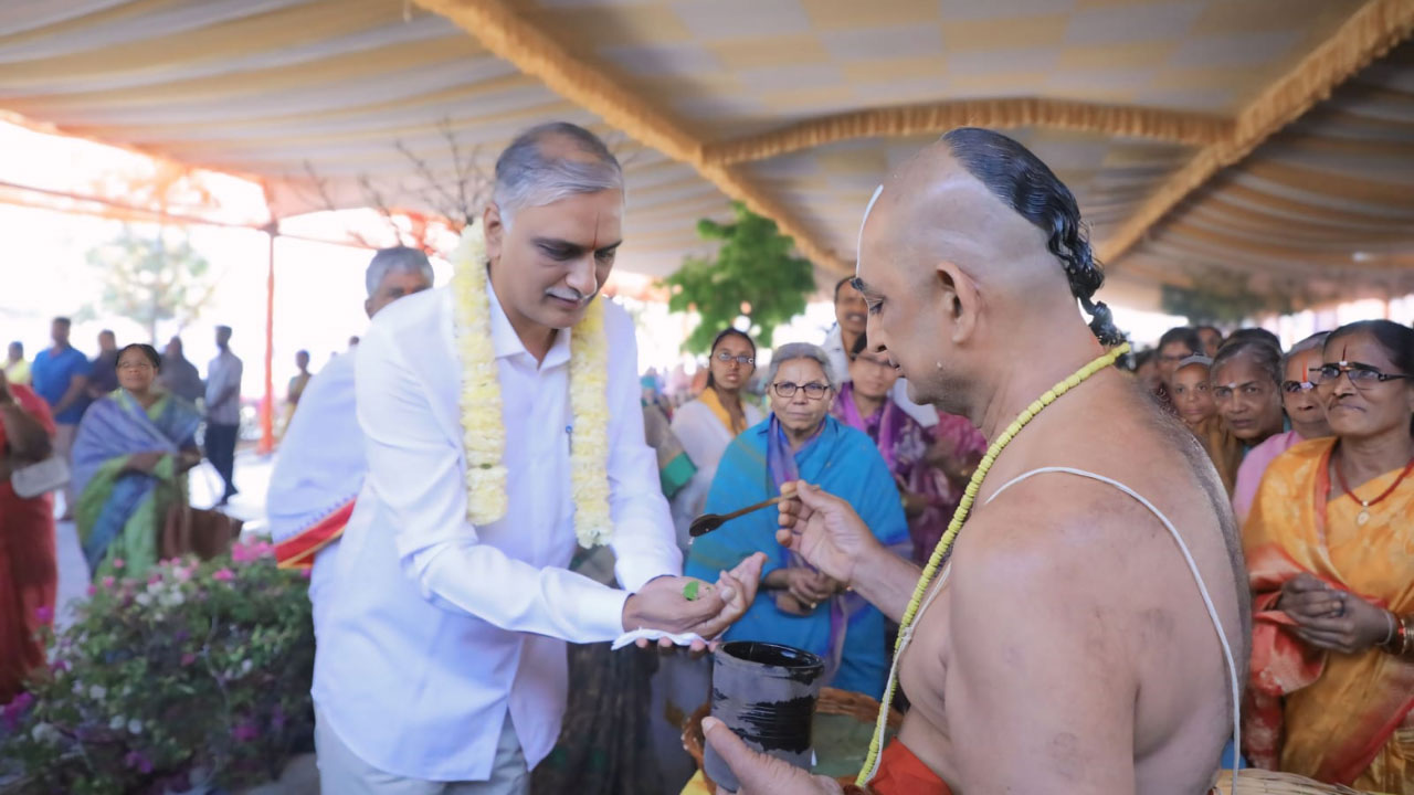 Harish Rao | చిన్నజీయర్‌స్వామిని కలిసిన మాజీ మంత్రి హరీష్‌రావు