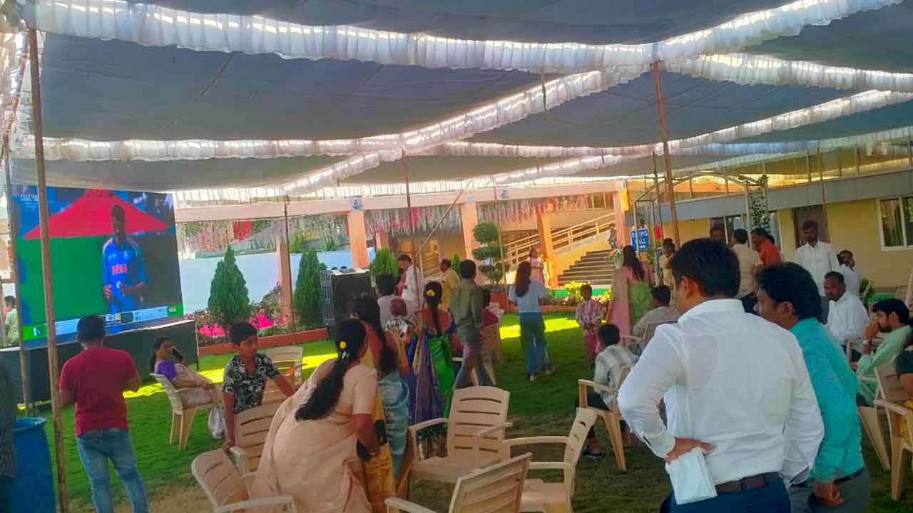 India-Pak match | పెళ్లి వేడుకల్లో దాయాదుల పోరు.. భారీ స్క్రీన్‌పై ఇండియా-పాక్ మ్యాచ్