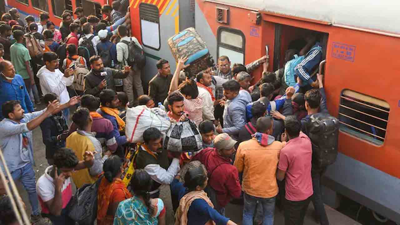 Holding Zones | తొక్కిసలాట ఘటన నేపథ్యంలో కేంద్రం కీలక నిర్ణయం.. 60 స్టేషన్లలో ‘హోల్డింగ్‌ ప్రాంతాలు’