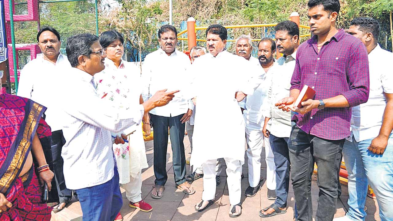 పార్కులో వాకింగ్‌ చేస్తే.. ఫీజులా?