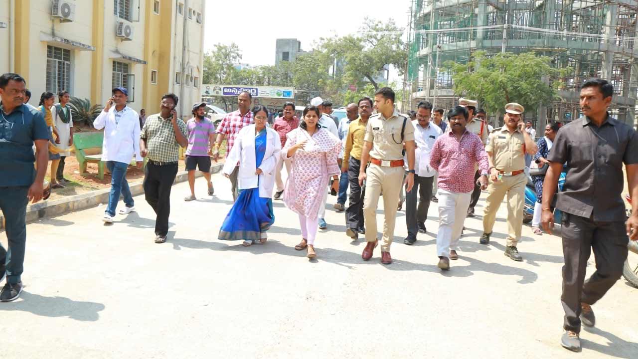 ప్రభుత్వ ఆస్పత్రి వైద్యులు, సిబ్బందికి సహకరించాలి