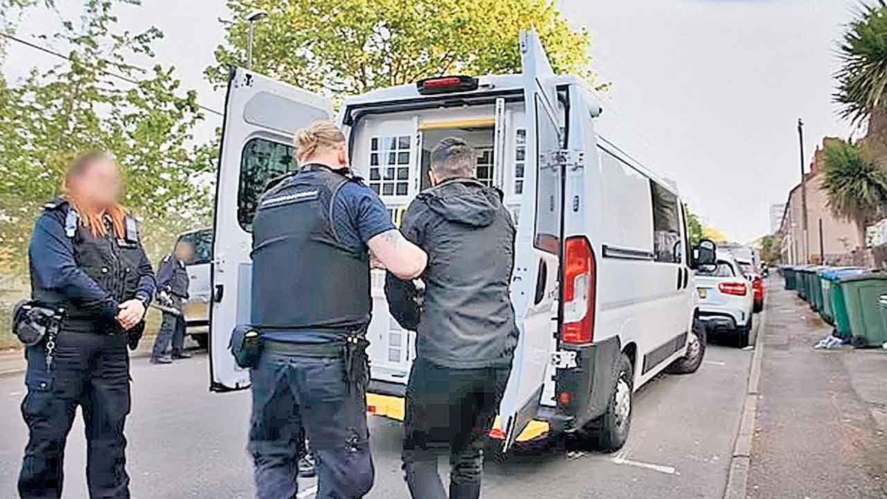 UK | అమెరికా బాటలో యూకే.. అక్రమ వలసదారుల కోసం జల్లెడ.. భారతీయ రెస్టారెంట్లే టార్గెట్‌