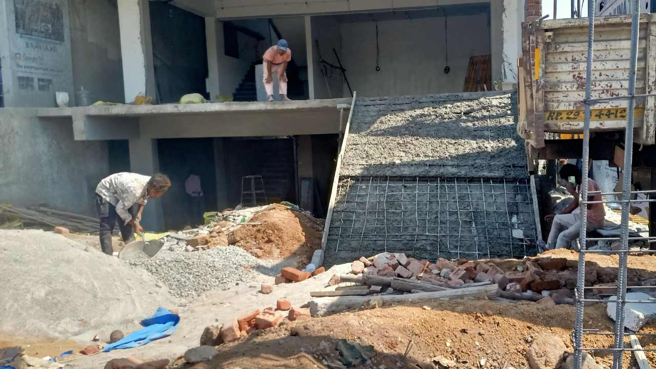 పోచారంలో ఫుట్‌పాత్‌పైనే అక్రమ నిర్మాణాలు.. పట్టించుకోని అధికారులు